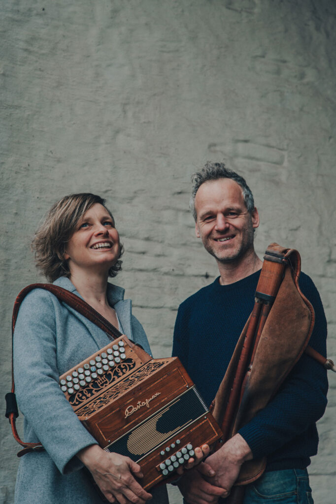 Folkduo Naragonia vergezelt Begijn tijdens Blij met een dode mus